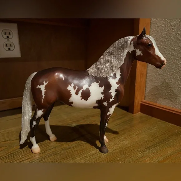 Breyer Vintage Club 2023 - Go Figure - Picture 2 of 10